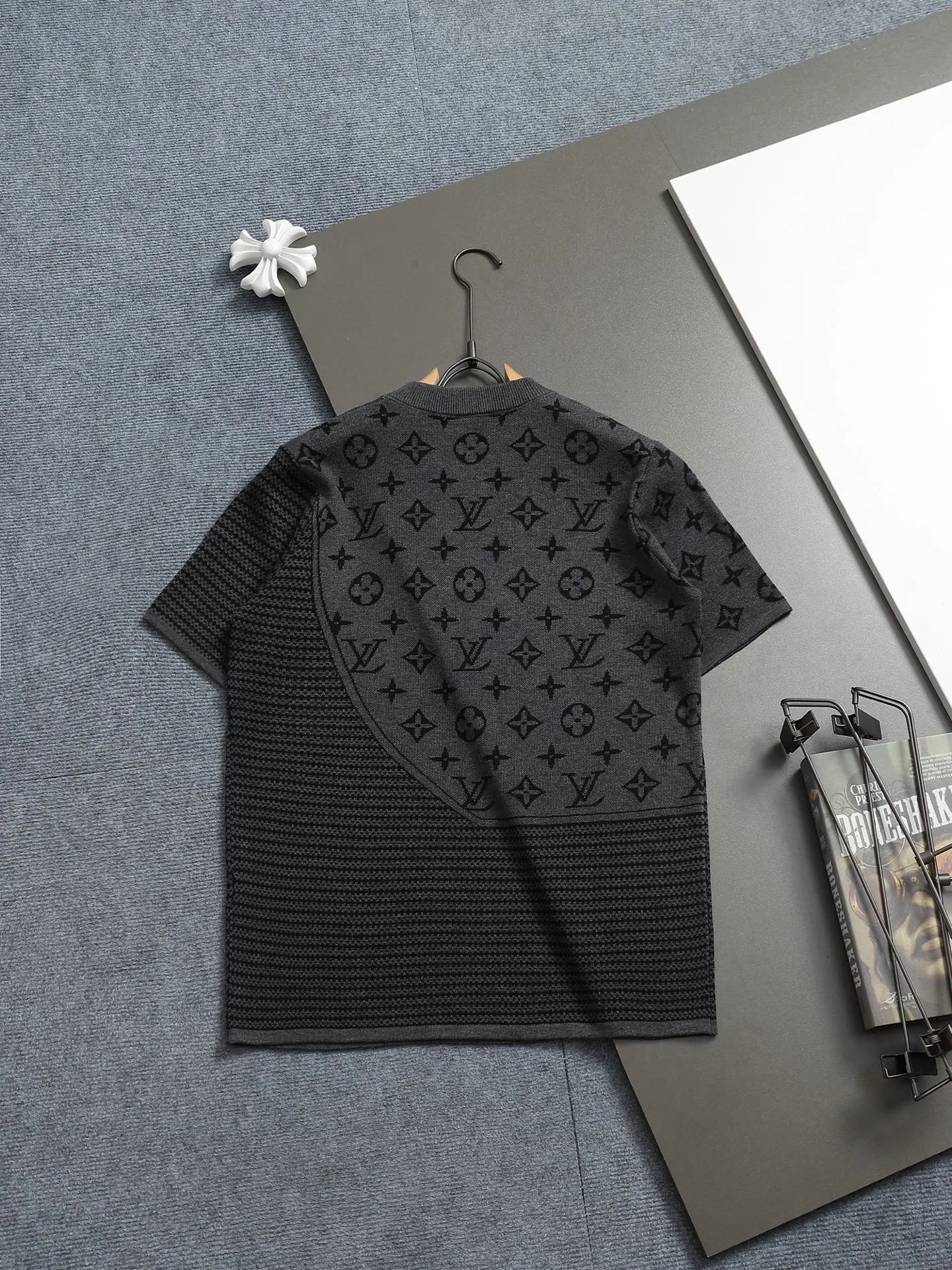 🅿️220 Louis Vuitton/Louis Vuitton Sweater jacquard towel embroidery The large logo is exquisitely upgraded, inspired by the retro embroidery of the 1980s. The original fabric is the same as the official short-sleeved T-shirt. The fabric is dyed in the same vat. It feels very comfortable. The latest brick cabinet synchronization for spring and summer. Fashionable and personalized. Super versatile and good-looking. It is very suitable for both men and women. A must-have for everyone. Hang tag. Collar label. Washed wheat. Complete with three labels. Color: Black Size: S M L XL